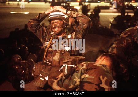 Deux 82nd membres du personnel de la division aéroporté avant leur vol pour leur saut en parachute. Les parachutistes sauteront d'un Hercules C-130 au-dessus de la zone de chute Holland à fort Bragg, NC, pour l'exercice. Objet opération/série: BASE BIG DROP II: Base Pope Air Force État: Caroline du Nord (NC) pays: États-Unis d'Amérique (USA) Banque D'Images