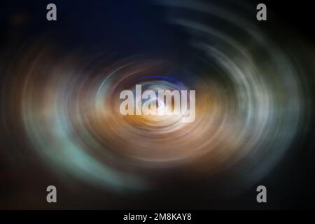 Arrière-plan sombre abstrait flou de flou avec des traînées de lumière vive et des traînées avec effet de flou de spin. Haute résolution plein format résumé arrière-plan flou. Banque D'Images
