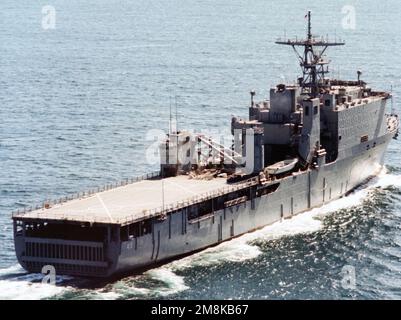 Vue aérienne à tribord du quai du NAVIRE d'atterrissage USS HARPERS FERRY (LSD-49) en cours au large de la côte de San Diego. Pays : Océan Pacifique (POC) Banque D'Images