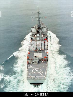 Une poupe oblique élevée en vue du destroyer de missile guidé USS FITZGERALD (DDG-62) en cours à grande vitesse pendant les essais en mer. Pays: Océan Atlantique (AOC) Banque D'Images