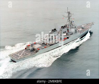 Une vue oblique à tribord du destroyer de missile guidé USS FITZGERALD (DDG-62) en cours à grande vitesse pendant les essais en mer au large des côtes de la Nouvelle-Angleterre. Pays: Océan Atlantique (AOC) Banque D'Images