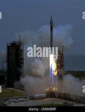 A Lockheed Martin Corp Le véhicule de lancement consommable Atlas 11/AC-116 se lève pour un lancement réussi du complexe 36A à 11:27:01, HAE. L'Atlas 11/AC-116 transportait un suivi de l'EHF n° 5 US Satellite de communication de la Marine en orbite. Base: Cape Canaveral Air Force Station État: Floride (FL) pays: États-Unis d'Amérique (USA) Banque D'Images