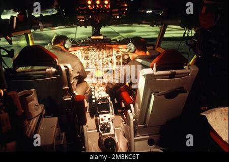 Le lieutenant-colonel Michael A. Lorenz, commandant/pilote d'aéronef (à gauche) et le 2nd lieutenant Kenneth E. Copley, copilote, effectuent un contrôle en amont avant de prendre part à l'exercice CORONET BAT. Deux avions KC-135R et des équipages de l'escadre de ravitaillement aérien de 121st, base de la Garde nationale de l'air de Rickenbacker, à Columbus (Ohio), ont répondu à un bref rappel historique de l'exercice de puissance mondiale B-1B sur le 2 95 juin. Objet opération/série: CORONET BAT base: Rickenbacker Ang base État: Ohio (OH) pays: États-Unis d'Amérique (USA) Banque D'Images