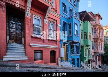 Istanbul, Turquie - janvier 2023 : maisons colorées dans le quartier de Balat et rues historiques d'Istanbul Halic, Goldenhorn Banque D'Images