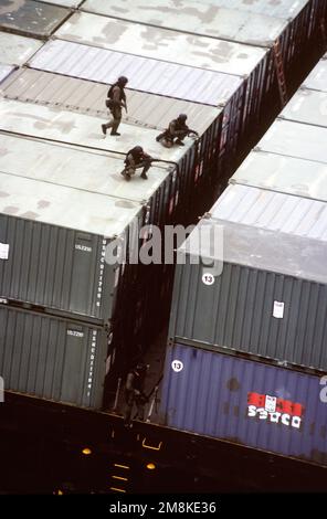 Après avoir rapidement roulé sur le navire de la marine marchande PFC Obergon, les phoques de la marine américaine se couvrent les uns les autres lors d'un exercice de perquisition et de saisie. L'équipe DU SCEAUX s'entraîne avec les hélicoptères MH-53 Pave Low des opérations spéciales de la Force aérienne des États-Unis. (Date de prise de vue exacte inconnue). Pays: Mer Adriatique Banque D'Images