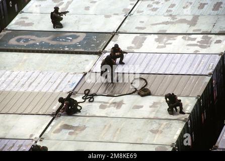 Après avoir rapidement roulé sur le navire de la marine marchande PFC Obergon, les phoques de la marine américaine se couvrent les uns les autres lors d'un exercice de perquisition et de saisie. L'équipe DU SCEAUX s'entraîne avec les hélicoptères MH-53 Pave Low des opérations spéciales de la Force aérienne des États-Unis. (Date de prise de vue exacte inconnue). Pays: Mer Adriatique Banque D'Images