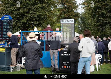 Windsor, Berkshire, Royaume-Uni. 3rd octobre 2022. Racegoers à l'hippodrome Royal Windsor. Crédit : Maureen McLean/Alay Banque D'Images