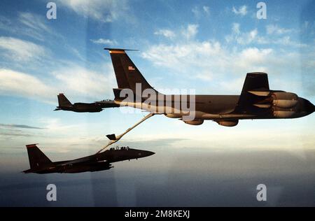 Deux pygargues F-15E de la Force aérienne des États-Unis, du 494th Fighter Squadron, Lakenheath Royal Air Force, en Angleterre, se ravitaillent d'un KC-135 Stratotanker. L'avion vole des sorties en faveur de l'application d'une zone d'interdiction de vol de l'OTAN au-dessus de la Bosnie-Herzégovine. Objet opération/série: DENY FLIGHT pays: Mer Adriatique Banque D'Images