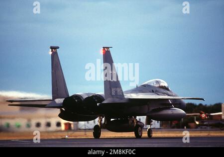 Vue arrière droite en 3/4 d'un F-15C du 44th Fighter Squadron, base aérienne de Kadena (Japon), en taxi vers la zone de stationnement lors d'un exercice de chasse entre l'US Air Force et la Royal Australian Air Force. Objet opération/série: IRON FIST '95 base: RAAF Williamstown pays: Australie (AUS) Banque D'Images