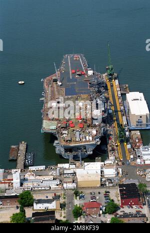 Une vue oblique du quartier portuaire du porte-avions NUCLÉAIRE JOHN C. STENNIS (CVN-74) installé à la Newport News Shipbuilding and Drydock Corporation. Le revêtement de la plate-forme est en cours d'installation sur la plate-forme de vol. Base: James River État: Virginie (va) pays: Etats-Unis d'Amérique (USA) Banque D'Images