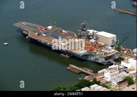 Vue aérienne sur le quartier portuaire du porte-avions NUCLÉAIRE JOHN C. STENNIS (CVN-74) installé à la Newport News Shipbuilding et à la Drydock Corporation. Le revêtement de la plate-forme est en cours d'installation sur la plate-forme de vol. Base: James River État: Virginie (va) pays: Etats-Unis d'Amérique (USA) Banque D'Images