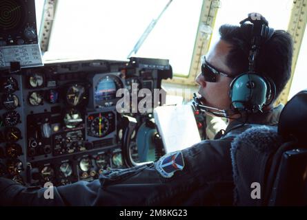 1st Lieutenant Henry Vyeda, copilote, 758th escadron de transport aérien, 911th escadre de transport aérien, aéroport international de Pittsburgh, La station de réserve aérienne flotte le C-130 Hercules qui part de Salina, Kan. Vers l'aéroport du centre-ville de Kansas City. Le C-130s participe à l'exercice Patriot Express '95. Objet opération/série : PATRIOT EXPRESS '95 base : Kansas City Downtown Airport État : Missouri (Mo) pays : États-Unis d'Amérique (USA) Banque D'Images