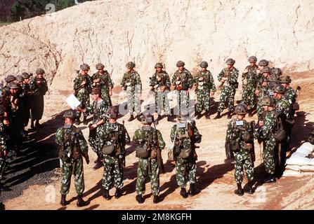 Les soldats ukrainiens sont informés par LE HAUT LT. Sergi Korzun, de l'Armée de l'Ukraine, sur les procédures d'observation et de rapport appropriées au site d'entraînement du poste d'observation pendant l'exercice. Des soldats de trois pays de l'OTAN et de 14 autres pays d'Europe centrale et orientale développent leurs compétences combinées en matière de maintien de la paix au cours de l'exercice au Centre conjoint de préparation. La coopérative Nugget '95 est le sixième exercice du Partenariat pour la paix, mais le premier sur le territoire américain. Objet opération/série: COOPÉRATIVE NUGGET '95 base: Fort Polk État: Louisiane (LA) pays: États-Unis d'Amérique Banque D'Images