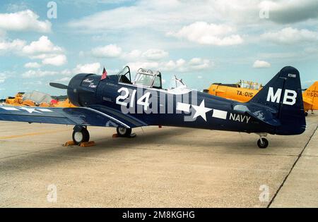 Vue arrière droite d'un avion SNJ Texan, en peinture 1944, stationné sur le tarmac. L'avion participe à Freedom Flight America, un vol d'avions d'époque en route vers New York pour commémorer le 50th anniversaire de la fin de la deuxième Guerre mondiale. Base: Andrews Air Force base État: Maryland (MD) pays: États-Unis d'Amérique (USA) Banque D'Images