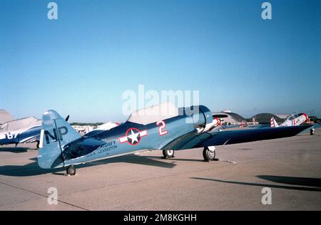 Vue arrière droite d'un avion SNJ Texan, à l'USS LEXINGTON (CV-16), schéma de peinture d'avril/octobre 1943, stationné sur le tarmac. L'avion participe à Freedom Flight America, un vol d'avions d'époque en route vers New York pour commémorer le 50th anniversaire de la fin de la deuxième Guerre mondiale. Base: Andrews Air Force base État: Maryland (MD) pays: États-Unis d'Amérique (USA) Banque D'Images