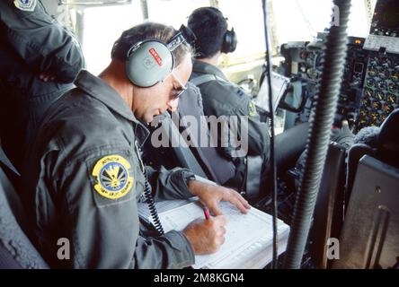 Ingénieur de vol, PERSONNEL technique Sergent Michael Deriggi, 758th escadron de transport aérien, 911th escadre de transport aérien, aéroport international de Pittsburgh, Air Reserve Station effectue la liste de contrôle avant un vol à partir de l'aéroport du centre-ville de Kansas City. Le C-130s participe à l'exercice Patriot Express '95. Objet opération/série : PATRIOT EXPRESS '95 base : Kansas City Downtown Airport État : Missouri (Mo) pays : États-Unis d'Amérique (USA) Banque D'Images