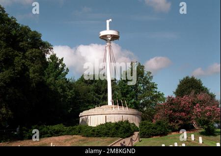 Vue sur le mémorial du cuirassé USS MAINE (BB-2). Le mémorial est composé du mât principal du navire de guerre MAINE qui a été coulé dans le port de la Havane en février 1898 et qui a mené à la guerre hispano-américaine. Base: Cimetière national d'Arlington État: Virginie (va) pays: Etats-Unis d'Amérique (USA) Banque D'Images