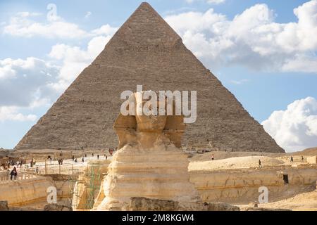 Le Grand Sphinx et la pyramide de Khafre ou de Chephren à Gizeh Banque D'Images