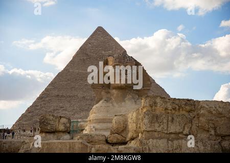 Le Grand Sphinx et la pyramide de Khafre ou de Chephren à Gizeh Banque D'Images