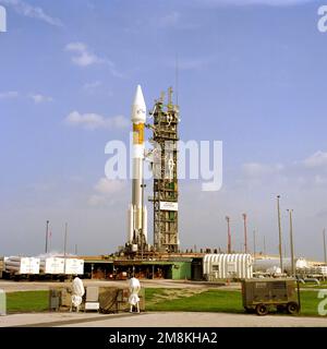 A Lockheed Martin Corp ATLAS IIAS/AC-117 est sur le point de se lancer dans le complexe de lancement 36A. Le véhicule de lancement extensible transporte un satellite de communication japonais en orbite. Base: Cape Canaveral Air Force Station État: Floride (FL) pays: États-Unis d'Amérique (USA) Banque D'Images