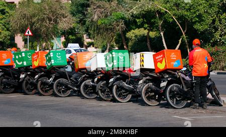 Dubaï, Émirats arabes Unis - 28 septembre 2022 Service de livraison de nourriture motos et chauffeurs attendant la commande en ligne au parking Banque D'Images