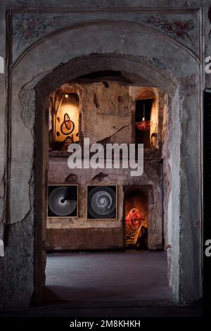 Istanbul, Turquie - janvier 2023: (Halic Sanat) Galerie d'art Halic convertie de l'ancienne maison grecque par la municipalité métropolitaine de IBB sur la Corne d'Or de Balat Banque D'Images