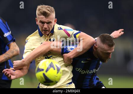 Milan, Italie, 14th janvier 2023. Josh Doig de Hellas Verona défenses avec Milan Skriniar du FC Internazionale pendant la série A match à Giuseppe Meazza, Milan. Crédit photo à lire: Jonathan Moscrop / Sportimage crédit: Sportimage / Alay Live News Banque D'Images