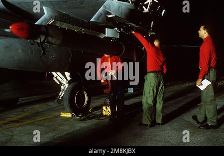 LES munitions de l'aviation DE LA US Navy chargent un missile AGM-88 HARM dans un Prowler EA-6B de la US Navy. L'équipage prépare l'avion à une frappe aérienne de l'OTAN contre les Serbes de Bosnie. LES MISSILES HARM ou anti-radiation à grande vitesse sont des missiles tactiques air-surface conçus pour rechercher et détruire les systèmes de défense aérienne ennemis équipés de radars. L'avion provient de l'escadron 141 de la guerre électronique tactique, déployé à bord du porte-avions USS THEODORE ROOSEVELT (CVN-71). Le ROOSEVELT opère dans la mer Adriatique à l'appui de l'opération. Objet opération/série: BASE DE FORCE DÉLIBÉRÉE: Aviano ai Banque D'Images