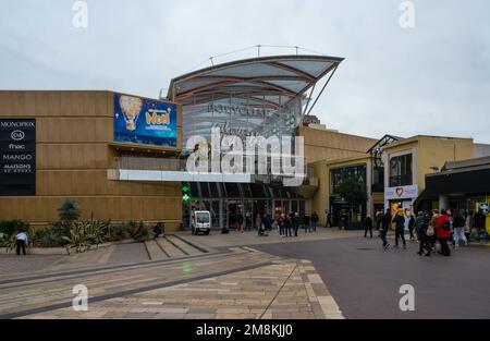 Montpellier, Occitanie, France, 12 28 2022 - le centre commercial contemporain Polygone, Galerie Lafayette à la Comedy Square Banque D'Images