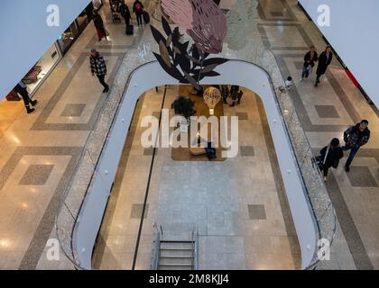 Montpellier, Occitanie, France, 12 28 2022 - la Galerie Lafayette, un centre commercial central Banque D'Images