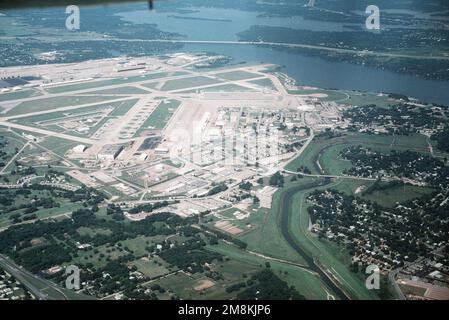 Vue aérienne oblique haute à l'est de la base navale de la Réserve interarmées de fort Worth. Ce champ d'aviation militaire de réserve consolidé fait l'objet d'un réalignement de la base de réserve commune par la commission du CCCB de 1993, où se trouvent les unités d'aviation de réserve de services pour la formation et le déploiement du personnel. Base: Fort Worth État: Texas (TX) pays: Etats-Unis d'Amérique (USA) Banque D'Images