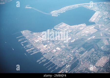 Vue aérienne oblique élevée de la base navale en direction de l'est, vers le tunnel du pont de Hampton Roads. La Station navale accueille un vaste complexe industriel naval servant à la fois les commandements de la force navale de surface et de la force aérienne et les principaux commandements de la flotte de l'Atlantique, comme le Commandement en charge Atlantique (CINCLANT). Base: Norfolk État: Virginie (va) pays: États-Unis d'Amérique (USA) Banque D'Images