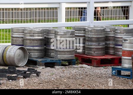 Windsor, Berkshire, Royaume-Uni. 3rd octobre 2022. Il y a plein de barils de bière à l'hippodrome de Windsor. Crédit : Maureen McLean/Alay Banque D'Images