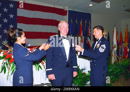 Le CMSAF David J. Campanale et l'AMN Rosie Brewer ont heureusement 'busted' LE BGÉN Larry Northington, commandant de l'escadre 7th, à la qualité de l'aviateur afin qu'il puisse assister à Dyess 'enlisted Dining out. Base: Dyess Air Force base État: Texas (TX) pays: États-Unis d'Amérique (USA) Banque D'Images