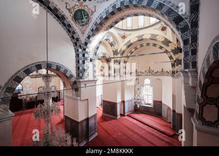 Istanbul, Turquie - janvier 2023 : vue intérieure de la mosquée de Zeyrek, ou monastère du Pantocrator, arches, voûtes, fenêtres, détails du Pantokrator Banque D'Images