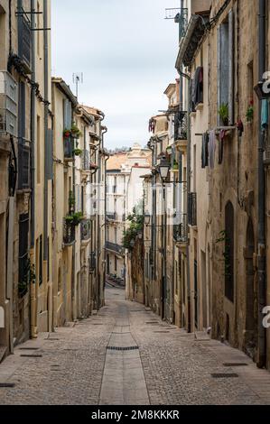 Montpellier, Occitanie, France, 12 28 2022 - allée étroite de style méditerranéen Banque D'Images