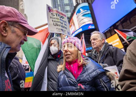 New York, États-Unis. 14th janvier 2023. New York, New York - JANVIER 14: L'activiste anti-guerre Medea Benjimen de Code Rose manifestations contre l'expansion de l'Organisation du Traité de l'Atlantique Nord (OTAN) en Ukraine dans Times Square sur 14 janvier 2023 à New York. Les participants ont appelé l'OTAN, une alliance de sécurité de 30 pays, à négocier une résolution pacifique après que le président russe Vladimir Poutine ait lancé une invasion à grande échelle de l'Ukraine il y a près de 11 mois. (Photo de Michael Nidro/Sipa USA) crédit: SIPA USA/Alay Live News Banque D'Images