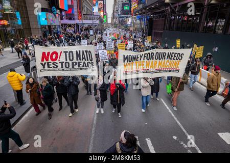 New York, États-Unis. 14th janvier 2023. New York, New York - JANVIER 14 : des manifestants anti-guerre descendent la septième Avenue pour protester contre l'expansion de l'Organisation du Traité de l'Atlantique Nord (OTAN) en Ukraine, sur Times Square, à 14 janvier 2023, dans la ville de New York. Les participants ont appelé l'OTAN, une alliance de sécurité de 30 pays, à négocier une résolution pacifique après que le président russe Vladimir Poutine ait lancé une invasion à grande échelle de l'Ukraine il y a près de 11 mois. (Photo de Michael Nidro/Sipa USA) crédit: SIPA USA/Alay Live News Banque D'Images