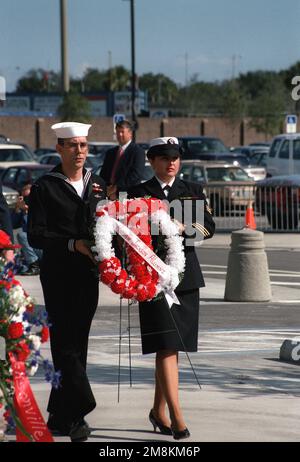 Yeoman second Class (YN2) Michael Gallager and Hospital Corpsman First Class (HM1) Vicki L. Fernandez, stationnée à la base aérienne navale de Jacksonville, présente une couronne d'honneur des anciens combattants de l'école secondaire Andrews Jackson lors de l'inauguration du mur commémoratif des anciens combattants du comté de Duval. Base: Jacksonville État: Floride (FL) pays: États-Unis d'Amérique (USA) Banque D'Images