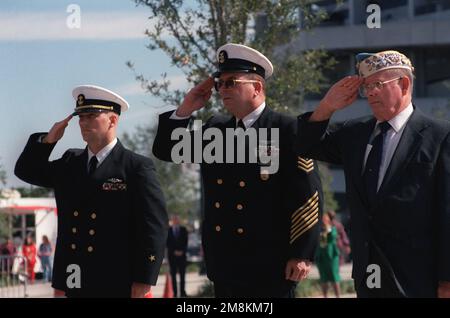Le candidat officier Michael Brand de l'Université de Jacksonville, le chef DE commandement (C/MC) COMNAVBASE JAX Thomas G. Daly et M. Fred Guest, représentant les anciens combattants de l'avenir, présents et passés, rendent hommage à la main lors du dévouement du mur commémoratif des anciens combattants du comté de Duval. Base: Jacksonville État: Floride (FL) pays: États-Unis d'Amérique (USA) Banque D'Images