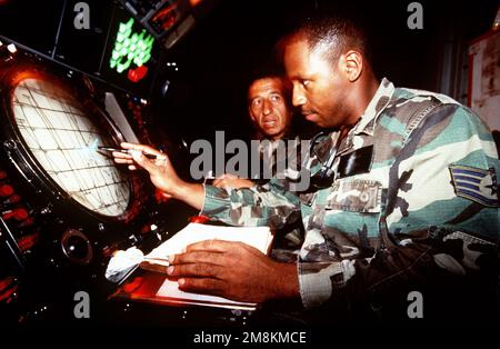 PERSONNEL SGT. Javan Richardson, technicien en surveillance aérienne de l'ACS 726, Shaw AFB, SC, suit le trafic aérien sur radar tandis qu'un représentant de la nation hôte s'y intéresse. Objet opération/série: GREEN CLOVER '96 base: Howard Air Force base pays: Panama (PAN) Banque D'Images