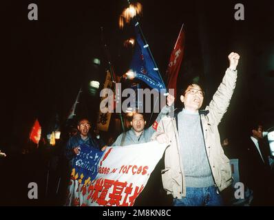 Photographe militaire de l'année vainqueur 1996 titre: Catégorie de protestation: Dossier Description: Un groupe d'hommes porte des signes et des drapeaux et lève leurs poings en protestation. Date exacte prise de vue inconnue. Pays : inconnu Banque D'Images