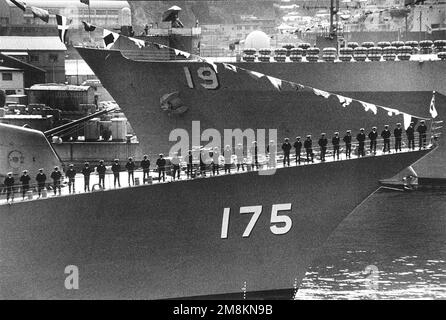 Photographe militaire de l'année gagnant 1996 titre: Salut de nos alliés Catégorie: Picturale lieu: Mention honorable brève Description: Les marins bordent les cordes du navire. Date exacte prise de vue inconnue. Pays : inconnu Banque D'Images