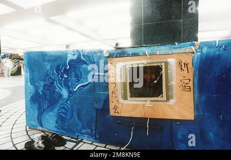 Photographe militaire de l'année gagnant 1996 titre: My Blue Haven Catégorie: Portfolio brève Description: Une œuvre d'art est affichée sur un mur de carton peint en bleu. Date exacte prise de vue inconnue. Pays : inconnu Banque D'Images