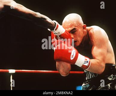 Photographe militaire de l'année gagnant 1996 titre: Punch catégories: Sports; Portfolio place: Première place dans le sport brève Description: Un boxeur croche en anticipation derrière ses gants. Date exacte prise de vue inconnue. Pays : inconnu Banque D'Images