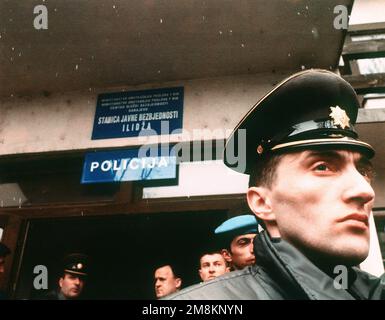 Photographe militaire de l'année vainqueur 1996 titre: Policija Catégorie: Portrait/personnalité; Portfolio lieu: Première place Portrait/personnalité brève Description: Un gros plan d'un jeune homme en uniforme qui a l'air très sérieux. Date exacte prise de vue inconnue. Pays : inconnu Banque D'Images