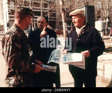 Photographe militaire de l'année gagnant 1996 titre: Non Catégorie: Dossier Description: Un soldat parle à deux hommes sur le trottoir. L'un des hommes fait un mouvement du doigt pendant qu'il parle. Date exacte prise de vue inconnue. Pays : inconnu Banque D'Images