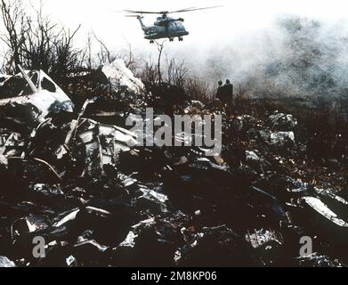 Photographe militaire de l'année vainqueur 1996 titre: Une pièce de l'Enfer Catégorie: News place: Second place brève Description: Un hélicoptère survole une masse d'épaves. Date exacte prise de vue inconnue. Pays : inconnu Banque D'Images