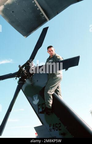 LE SERGENT-CHEF Eric Carr, ingénieur de vol DE LA Force aérienne DES ÉTATS-UNIS, 1st Rescue Group, effectue un pré-vol du rotor de queue HH-60G Pavehawk hélicoptère. MSGT Carr recherche la délimitation des palettes et s'assure que les raccords de coffre sont bien fixés. Cette image a été utilisée dans le numéro de janvier 1996 d'AIRMAN Magazine. Base: Patrick Air Force base État: Floride (FL) pays: États-Unis d'Amérique (USA) Banque D'Images