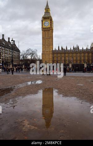 Londres, Royaume-Uni. 14th janvier 2023. Big Ben se reflète dans une flaque sur la place du Parlement alors que le temps humide continue dans la capitale. Credit: Vuk Valcic/Alamy Live News Banque D'Images